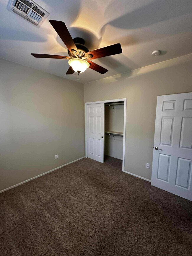 Building Photo - 1120 E Mt Shibell Dr