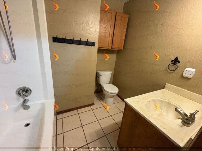 Building Photo - Charming 3 Bed, 2 Bath Home with Garage & ...