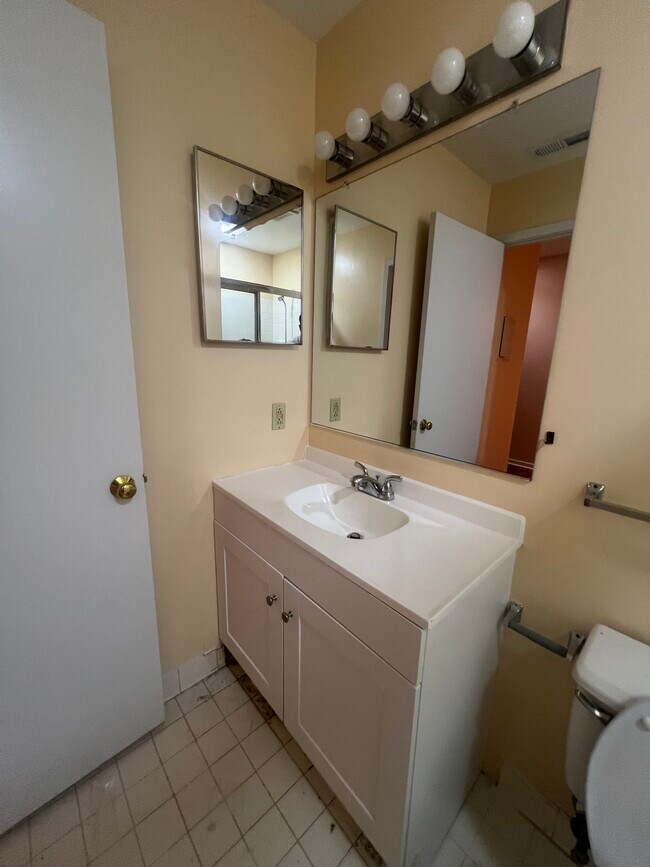 Building Photo - 51 Greenwich Pl