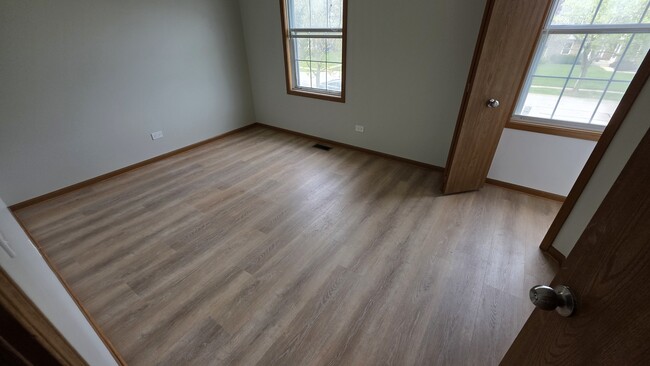 Building Photo - 2343 Glenmoor Dr
