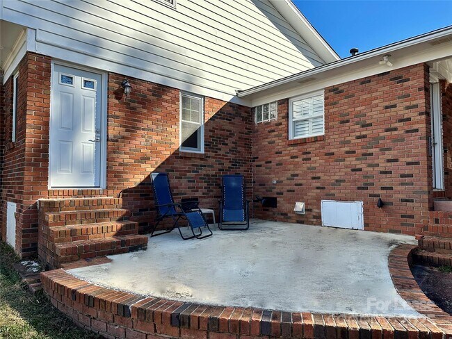 Building Photo - 2063 Eaton Rd