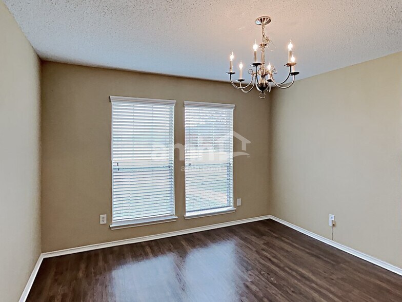 Building Photo - 1409 Prairie Dr