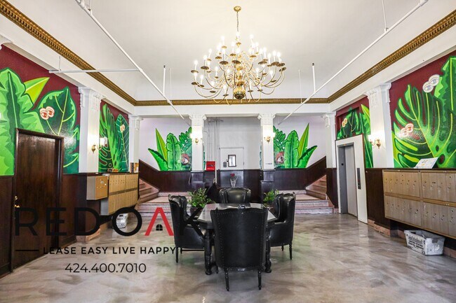 Building Photo - Gorgeous Studio with Loads of Natural Ligh...
