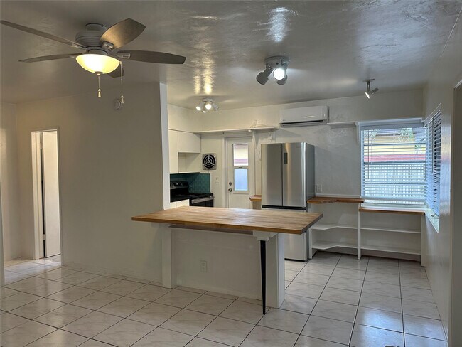 Building Photo - 1101 NE 17th Way