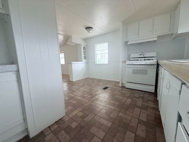 Building Photo - 3601 E Wyoming Ave