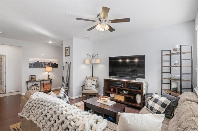 Building Photo - Like new gorgeous ground level Condo with Detached Garage and open floor plan.