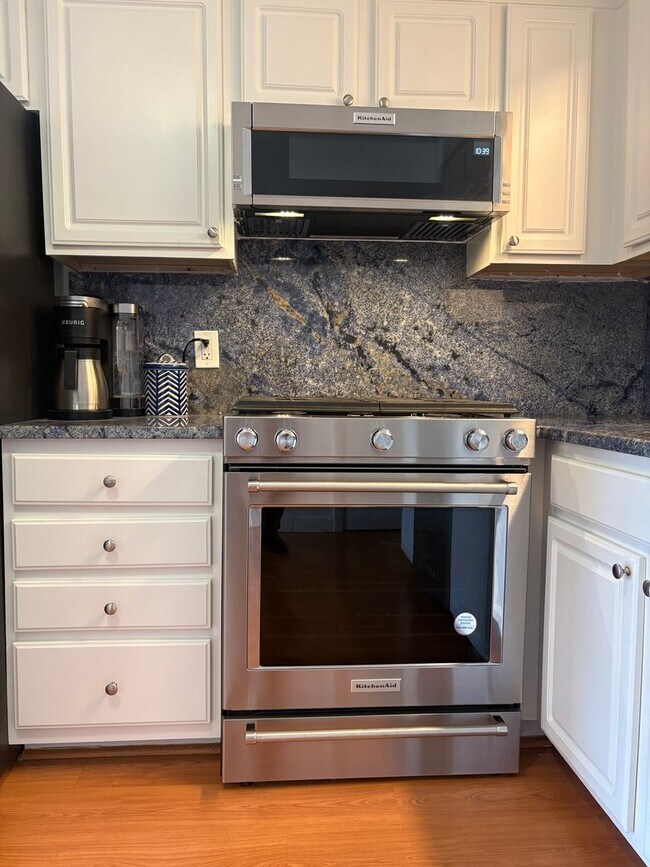 Building Photo - Beautifully maintained 2 bedroom Condo on Andover/Lawrence border