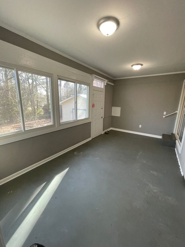 Building Photo - Huge home with bonus room and fenced in ba...