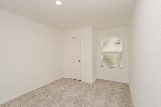 Building Photo - 7907 Meadow Cranesbill Dr