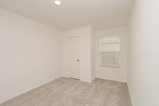 Building Photo - 7907 Meadow Cranesbill Ln