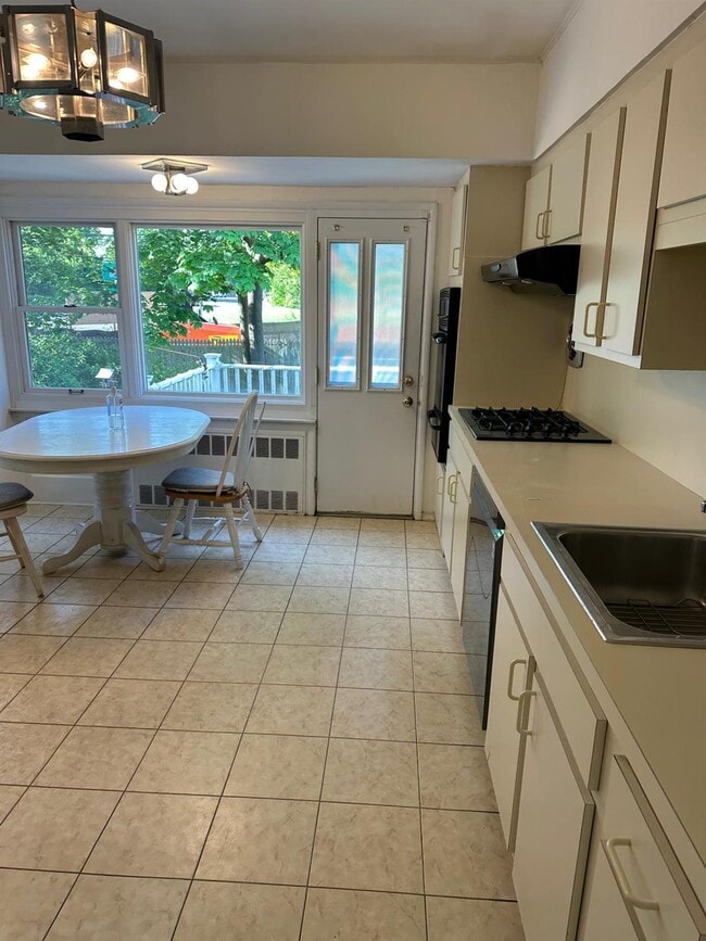 Building Photo - 310 S Oyster Bay Rd