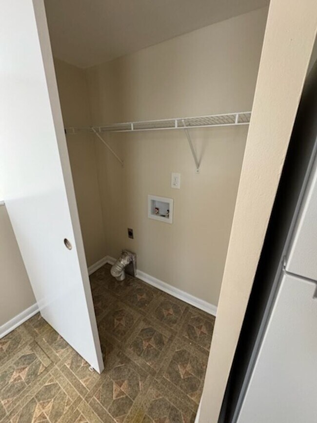 Building Photo - POM1857