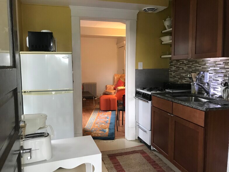 kitchen - 717 W Huron St
