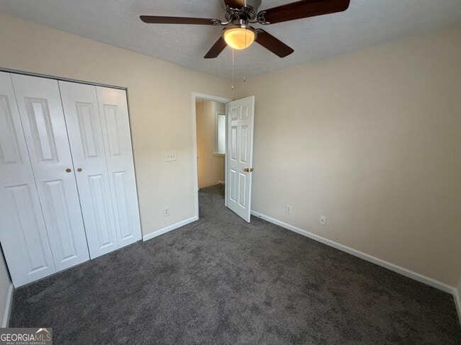 Building Photo - 235 Meadowridge Dr