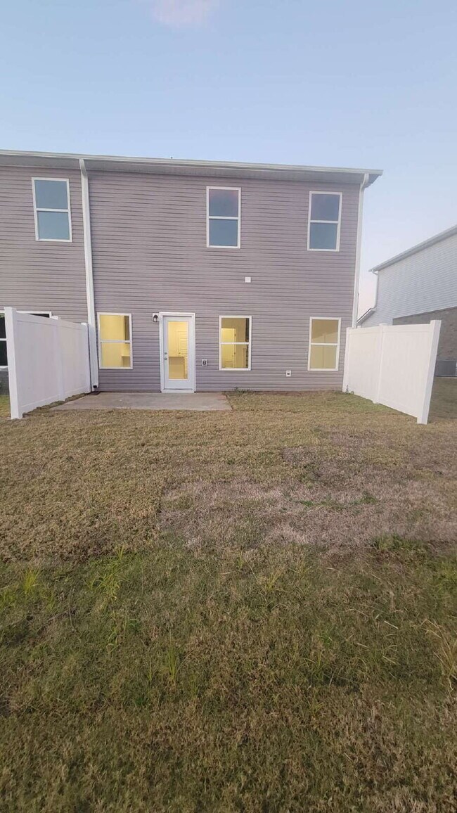 Building Photo - "Charming Newly built 3-Bed Townhouse Retreat with Granite Elegance in Prime Huntsville Location!"