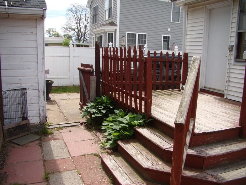 Building Photo - 145 McQuesten St