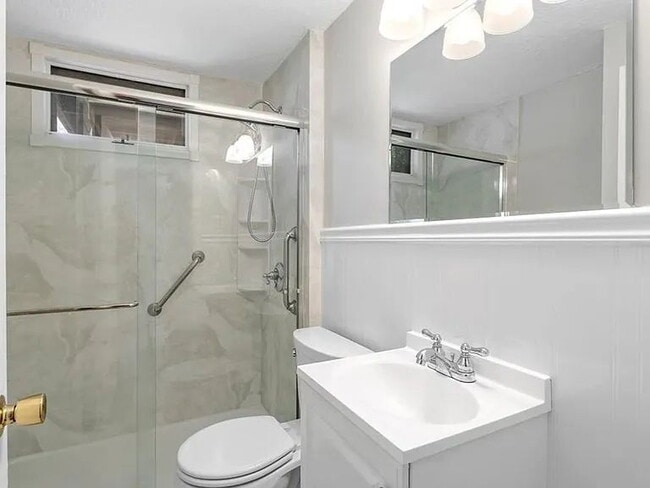 Building Photo - Available April 15th! Spacious 3 BED 1 BATH in Quiet Weymouth neighborhood.