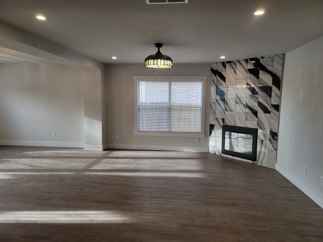 Building Photo - 303 Edgewood Cv