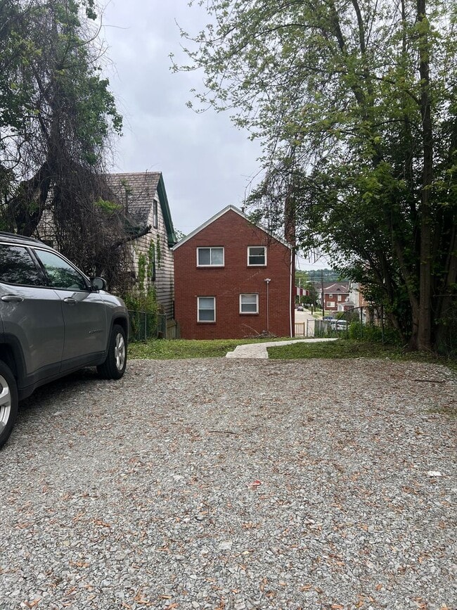 Building Photo - Updated 2BR house with off street parking!