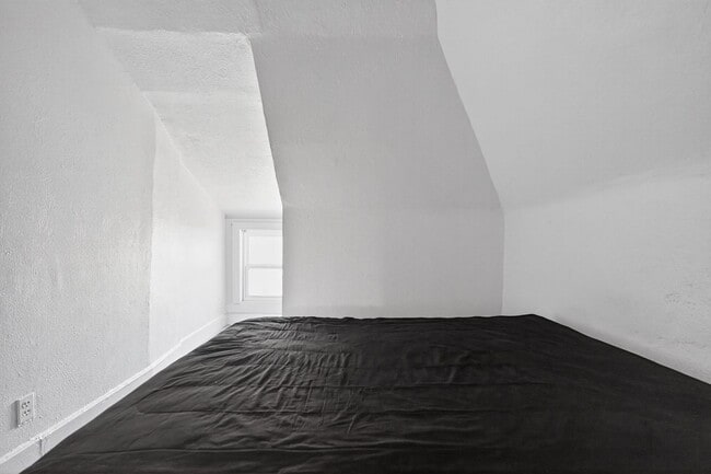 Building Photo - Charming 1-Bedroom Attic Apartment in the Heart of City Park West