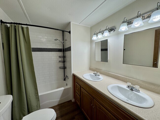 Building Photo - 836 Commerce St