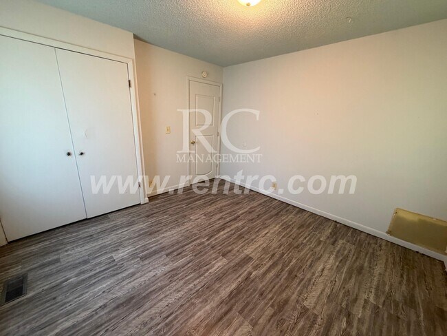 Building Photo - 1016 Koehn-