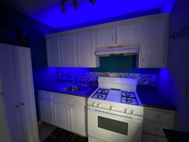 Building Photo - 3030 Valle Vista Dr