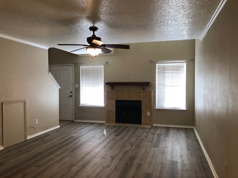 Living - 3201 Donnelly Cir