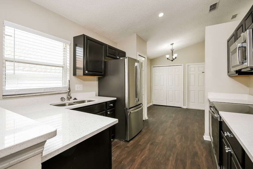 Building Photo - 2025 White Eagle St