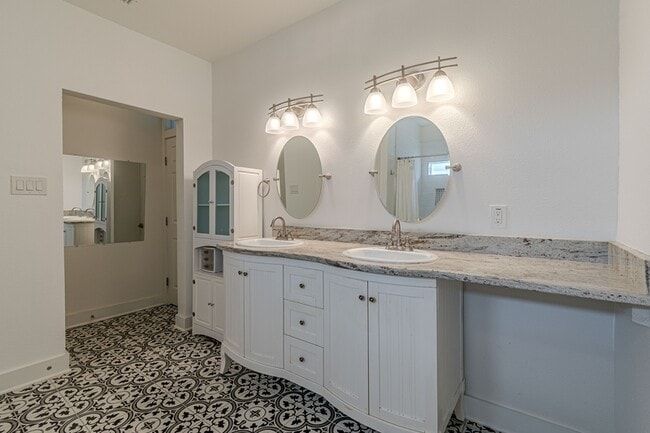 Building Photo - 311 W Mistletoe Ave