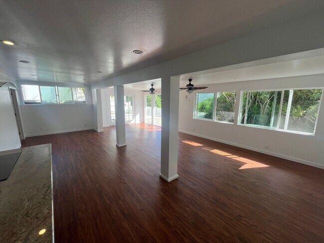 Building Photo - Renovated 6 Bedroom, 3.5 Bath Home with 2 Garages in Aina Haina