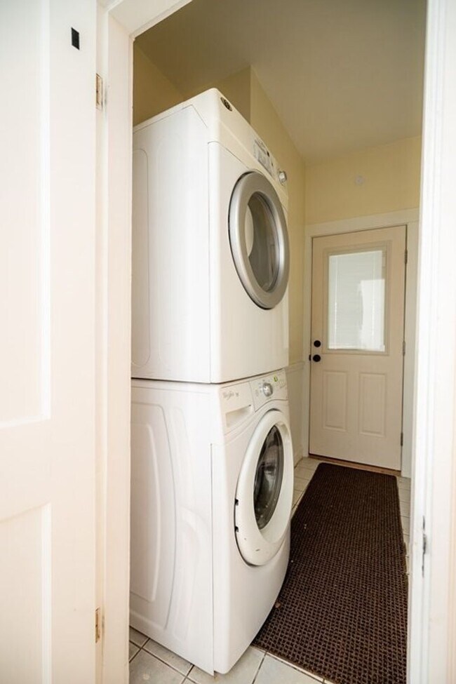 Building Photo - 31-33 Mapleton Street