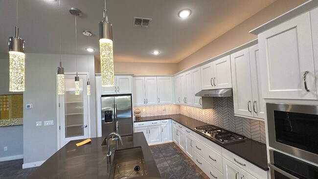 Building Photo - 5 bedroom 3.5 bath in Goodyear