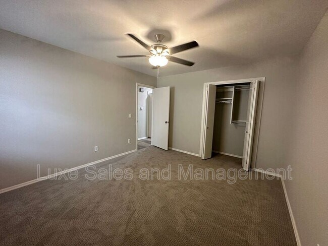 Building Photo - 6102 N Ross Ave