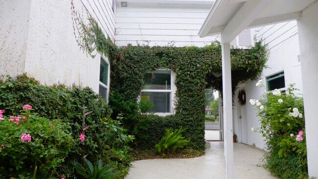 Building Photo - 5140 Alhama Dr