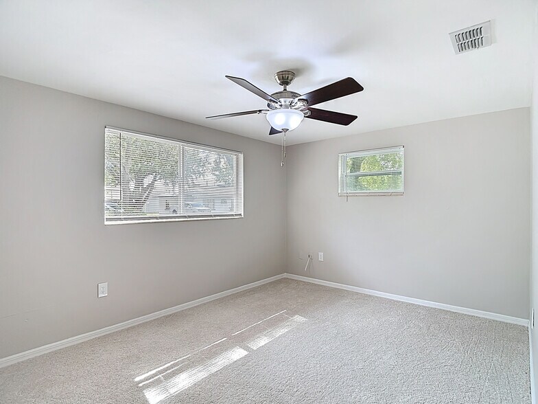 Building Photo - 5711 Pine St