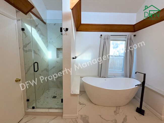 Building Photo - Charming 3-Bedroom Home with Sunroom & Spacious Backyard in Irving!