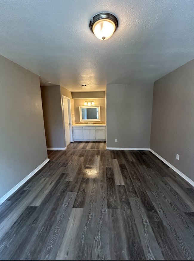 Building Photo - Stunning 4 Bedroom