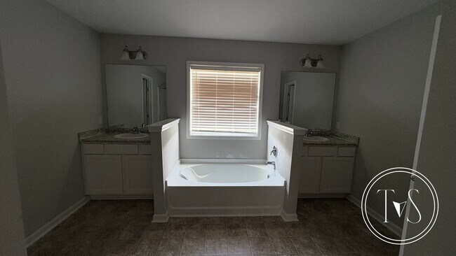Building Photo - FALL MOVE-IN SPECIAL AND RATE DROP ALERT (...