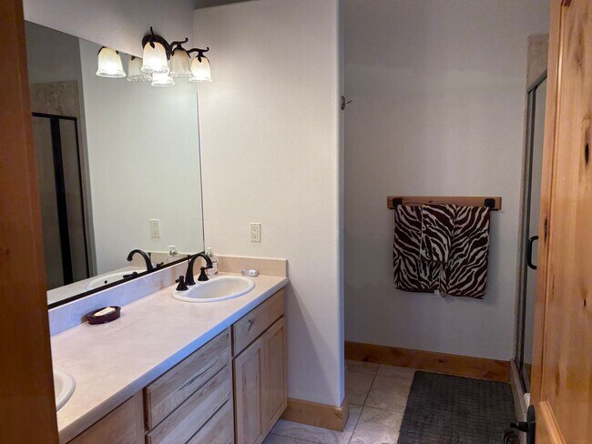 Building Photo - Large furnished mountain home