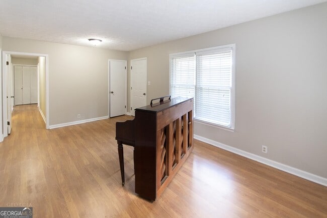 Building Photo - 281 W Lakeview Dr