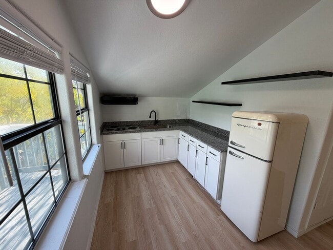 Building Photo - 2016 E 11th St