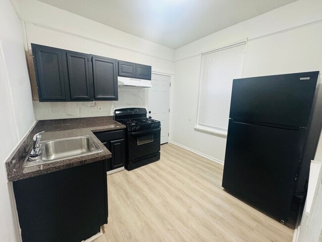 Building Photo - Refreshed 3bd/1bth House with Rear yard!!