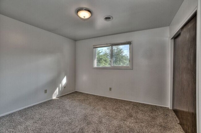 Building Photo - 1st Month Free Rent!!! with a 12 month lea...