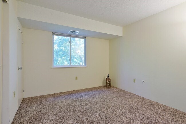 Building Photo - 42 Silver Hill Ln