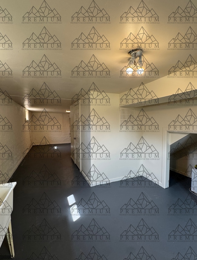 Building Photo - Large 4 Bedroom 2 Bath