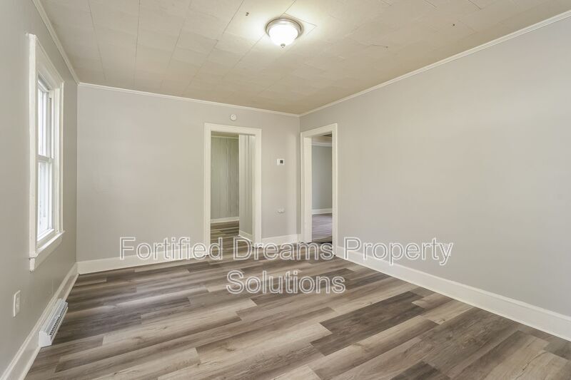 Building Photo - 2010 Temple St