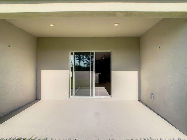 Building Photo - Villa Home in West Port - 3/2/2 close to s...