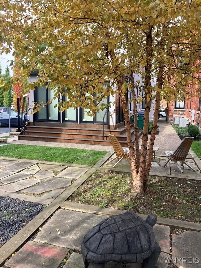 Building Photo - 62 Tracy St