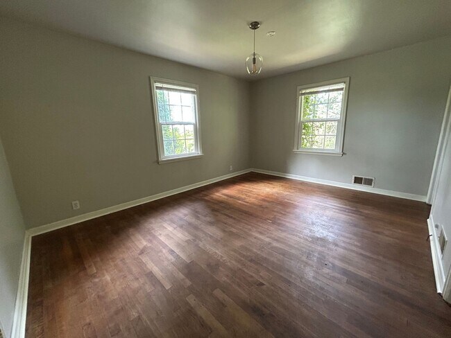 Building Photo - 2 Bed, 1.5 Bath Home with Basement and Sunroom